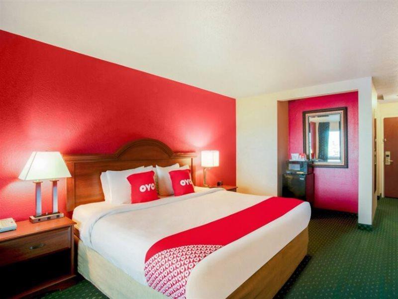 Oyo Hotel Spokane North Exterior photo