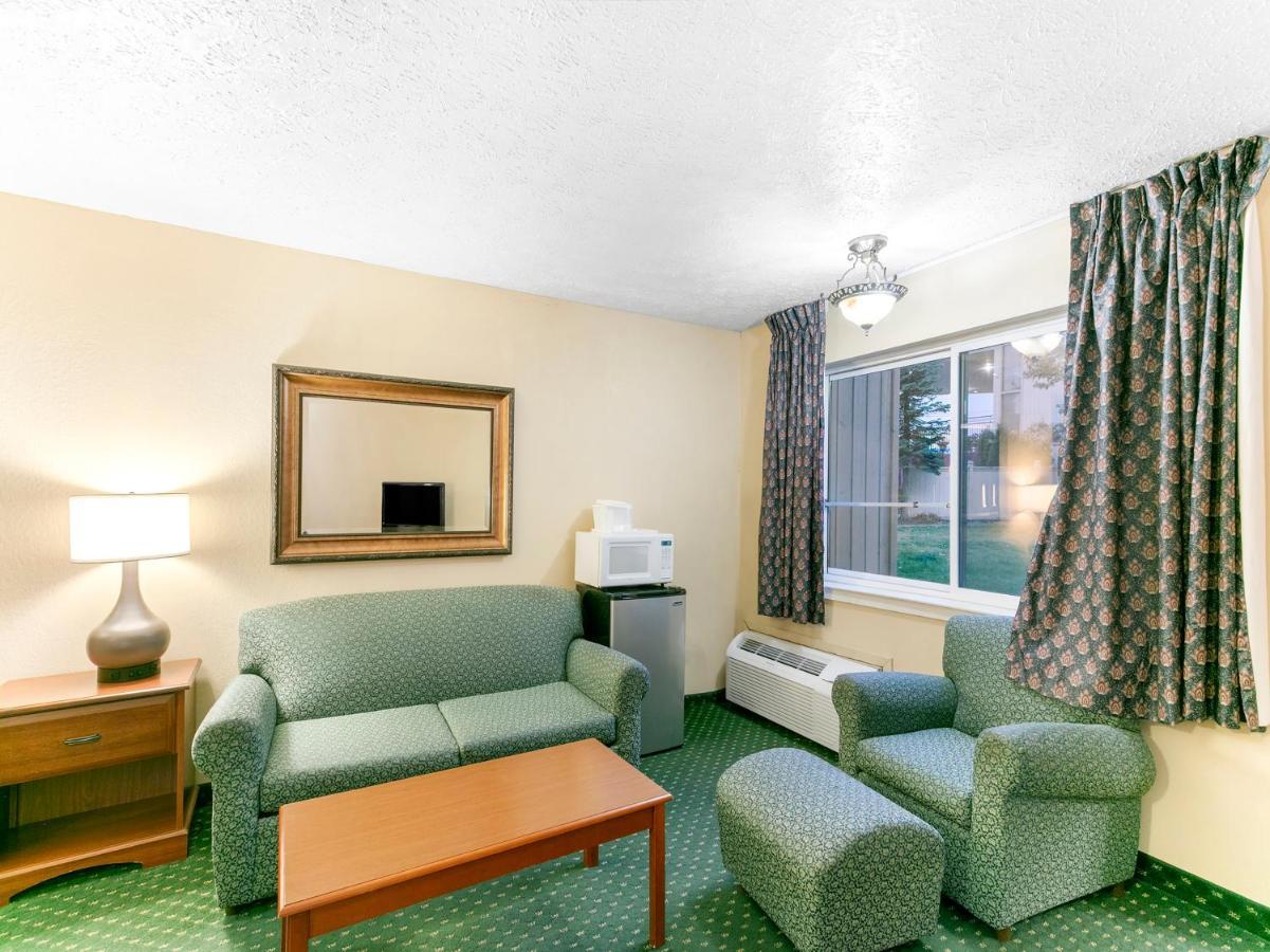 Oyo Hotel Spokane North Exterior photo